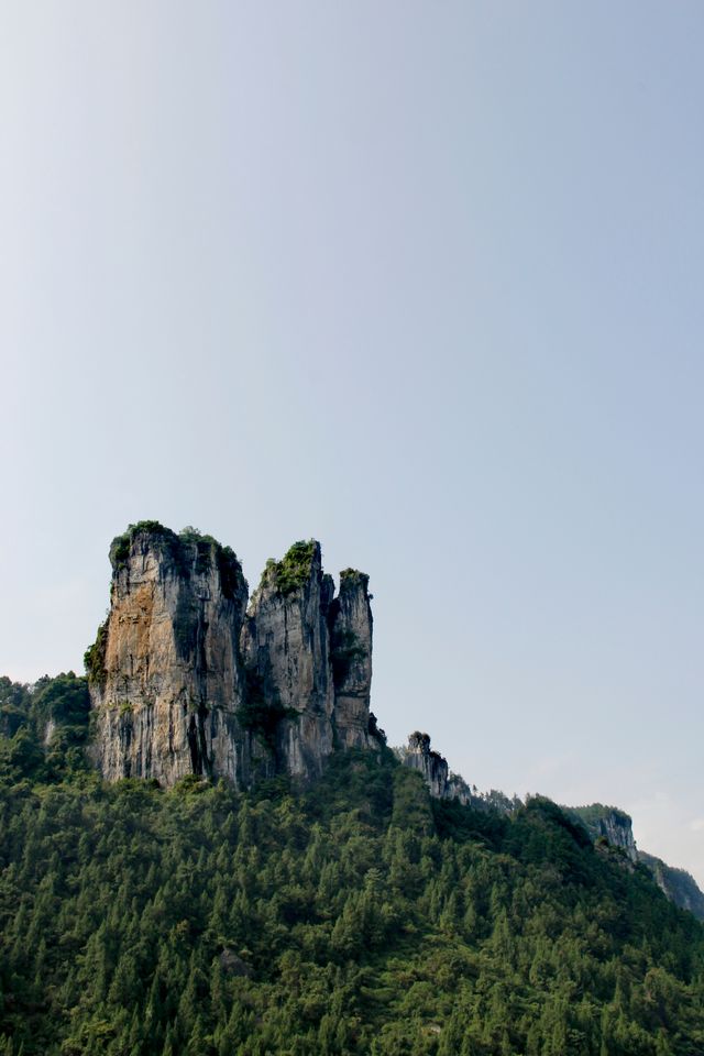 鳥驚飛，魚躍游，遠眺清江雲霧稠--清江河上