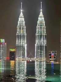 The Petronas Twin Towers in Malaysia 🇲🇾