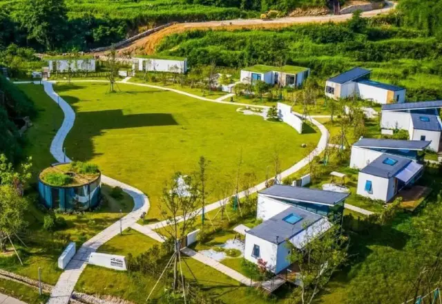 快收藏茶山旁的懸崖酒店美哭了