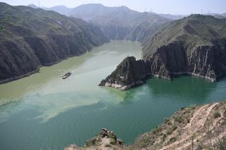 Bingling Temple, a niche grotto day trip guide