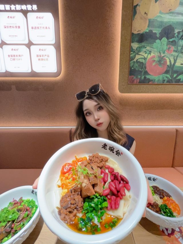佛山新開的餐廳,提供比臉還大的biangbiang面。