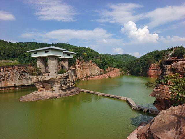 西南界洞峡群風景區。