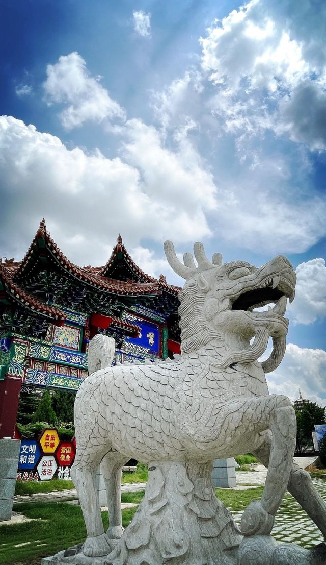 峄岳獨秀，萬壑藏幽：峄山風景名勝區，探幽千古奇石的秘密花園。