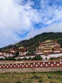 嘎丹桑批羅布岭寺：康巴藏區的佛教藝術殿堂。