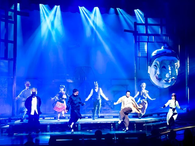 舞台上也有西部大戲了。 舞台上也有西部大戲了。