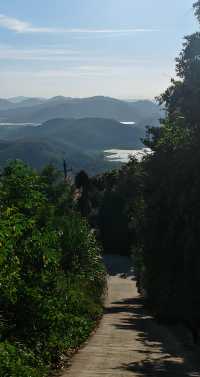 海南登山遠足·觀賞山頂絕美風光。