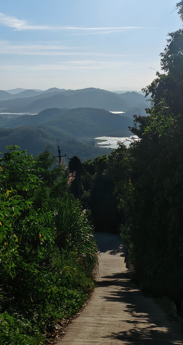海南登山遠足·觀賞山頂絕美風光。