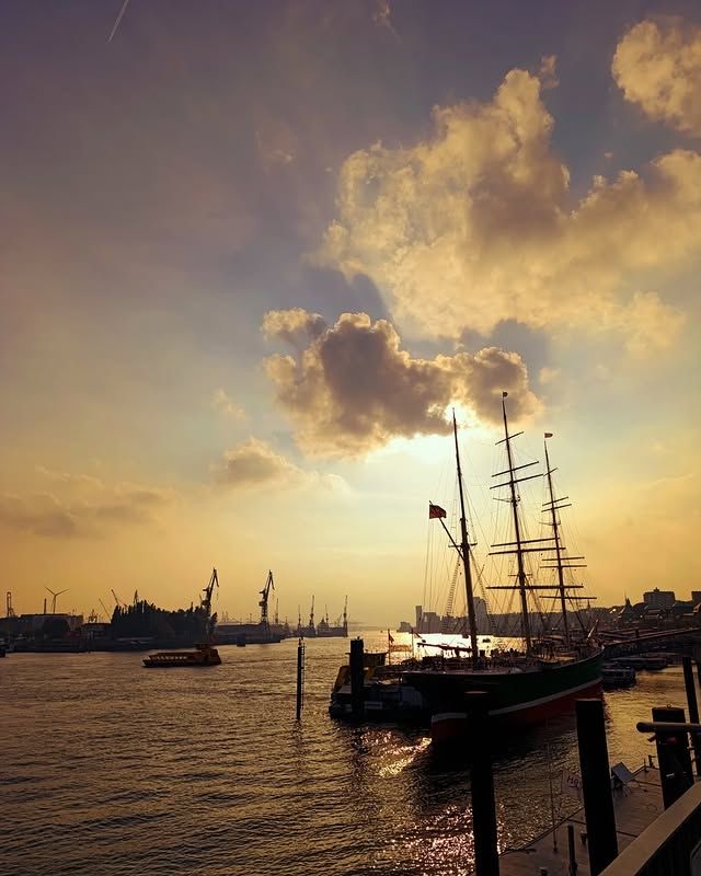 夕陽與航海的交響曲：呂貝克港口的黃昏之美