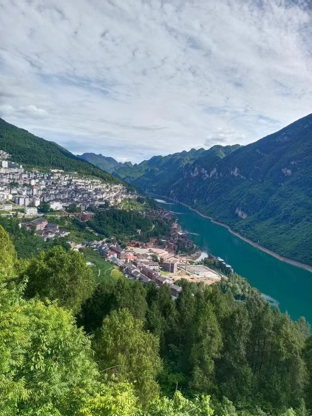 【龔灘攬山民宿：住進山水畫中的極致體驗】