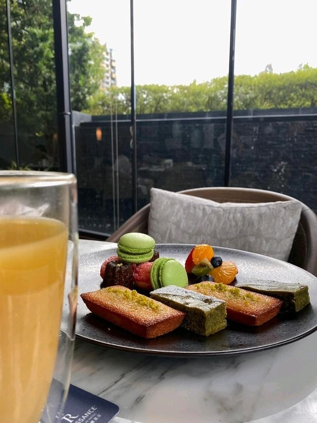 台中頂樓秘境！無邊際泳池飯店，把城市天際線泡進夏日時光