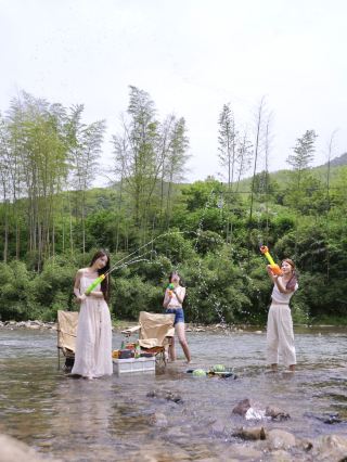 The viral creek-tracing homestay hidden in Moon Bay's cool oasis!