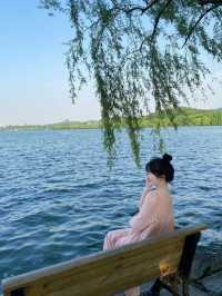兄弟西湖只為搭訕靚女，呢個諗法真係絕！
