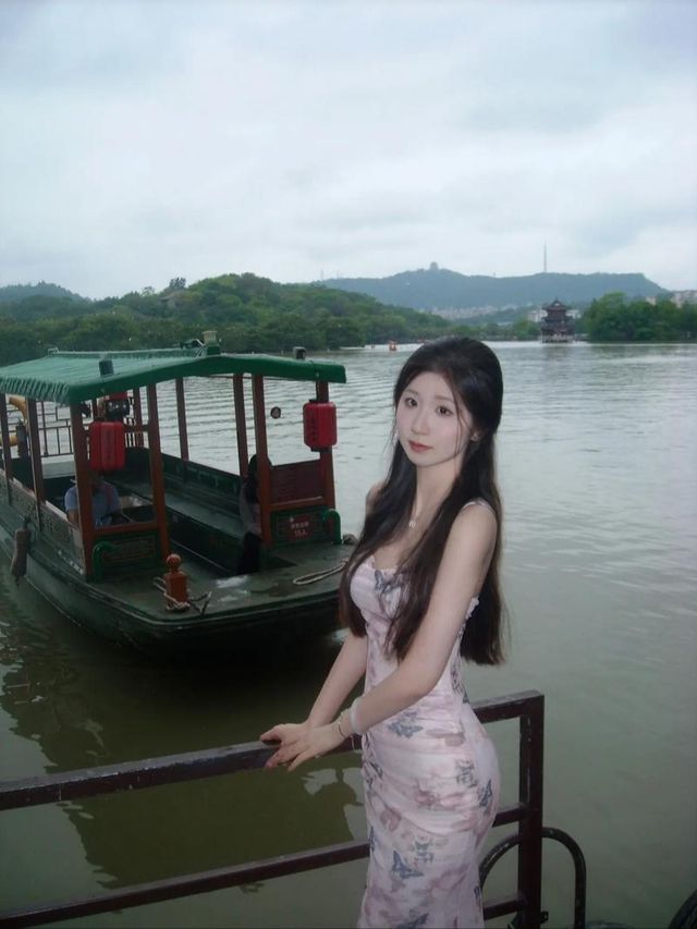兄弟西湖只為搭訕靚女，呢個諗法真係絕！
