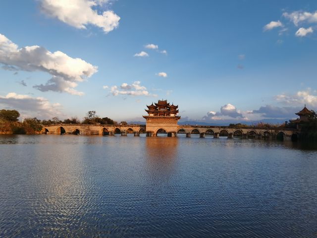 雙龍臥波,夕陽下的建水十七孔橋。 雙龍臥波,夕陽下的建水十七孔橋。