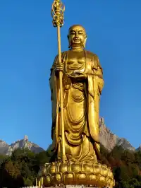 以深悲宏願照亮黑暗，以智慧恆心守護眾生