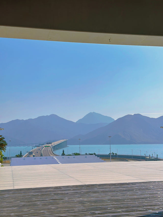 登港珠澳大橋上藍海豚島感受世紀工程 登港珠澳大橋上藍海豚島感受世紀工程