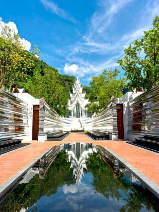 プーケットの隠れ家的な楽園!タイ様式の白い寺院に滞在し、アンダマン海に沈む息を呑むような夕日を眺めましょう!