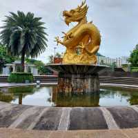 เดินชมสวนเฉลิมพระเกียรติ 72 พรรษา มหาราชินี