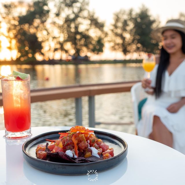 ร้านอาหารลอยน้ำสุดชิคเปิดใหม่กลางทะเลสาบภูเก็ต
