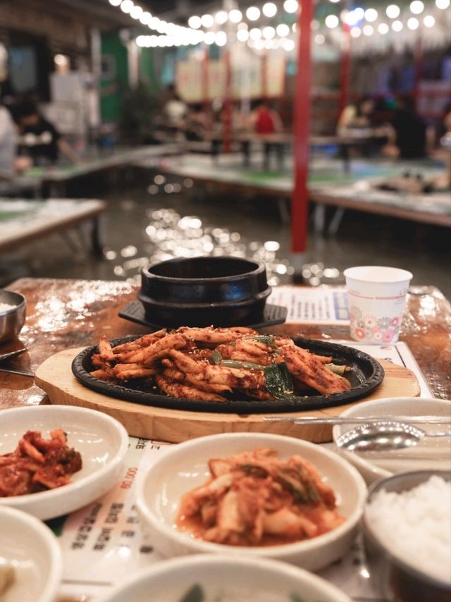 계곡물에 발 담그면서 휴식할수있는곳"주막촌"
