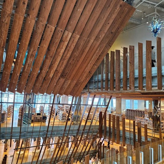 玻璃與木作的建築之美-富山市玻璃美術館