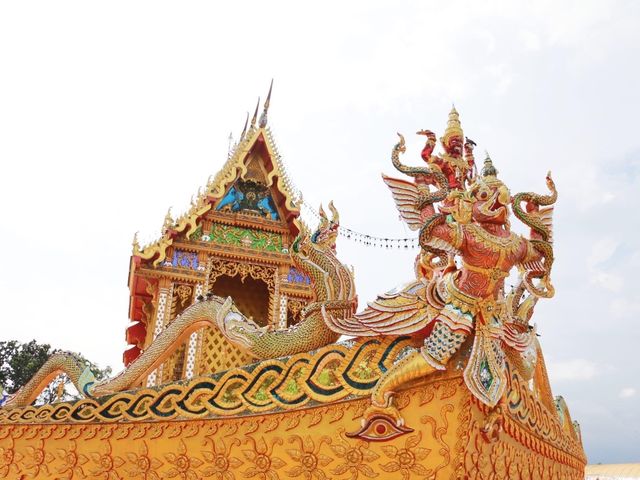 ไปวัดท่ามะกอก  ชมโบสถ์เรือนารายณ์ทรงสุบรรณ
