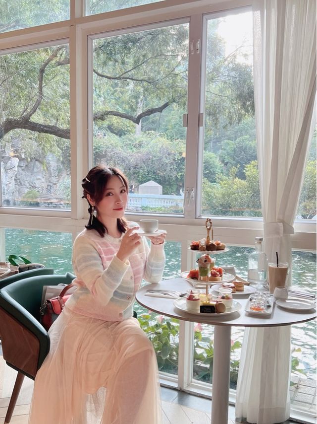 小瀑布旁🌸大花園中的餐廳