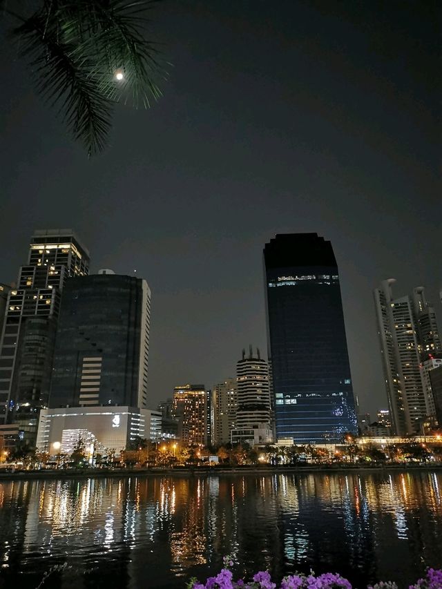 ถ่ายรูป  เช็คอินที่สวนเบญจกิติ 