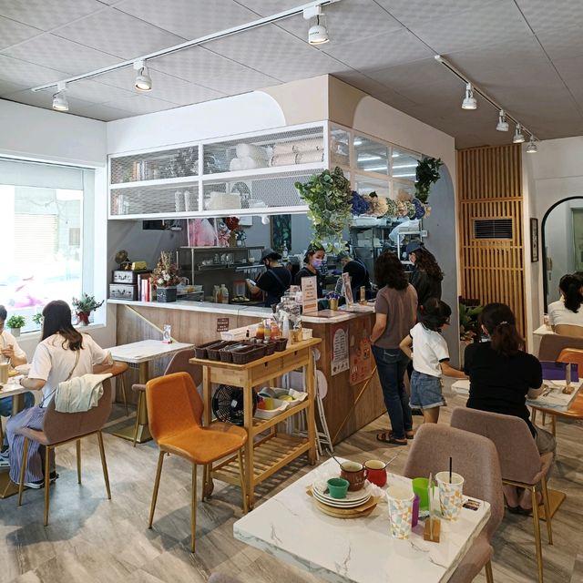 屏東早午餐推薦 咕嘰咕嘰早午餐分享 用餐環境衛生、寬敞、舒適 服務周到