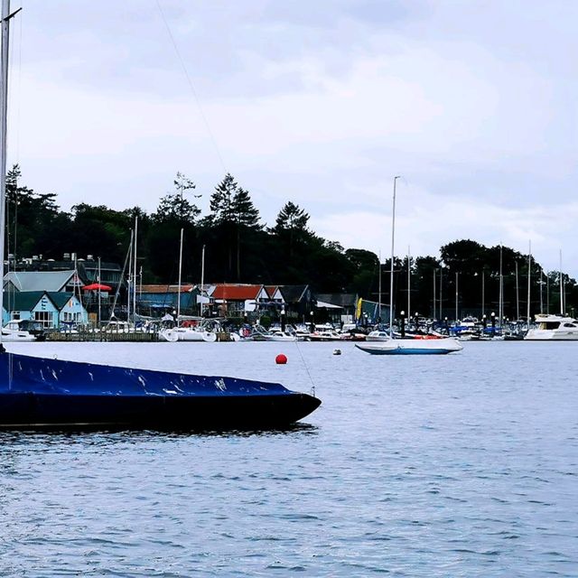 自己開電動船暢遊溫德米爾湖(Windermere Lake)