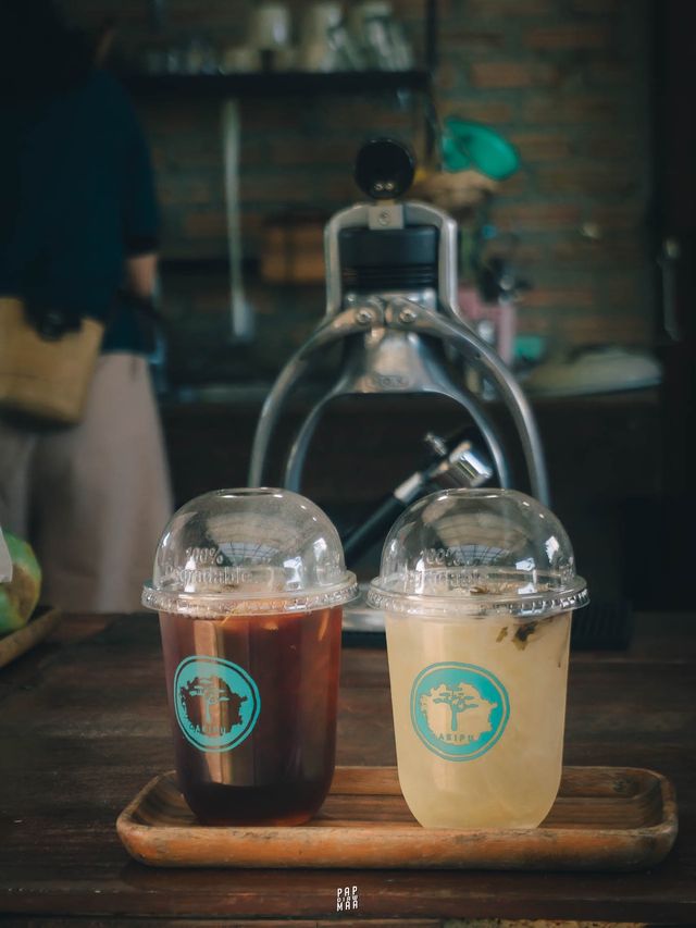 จิบกาแฟบนดอยสูงท่ามกลางดงต้นไม้