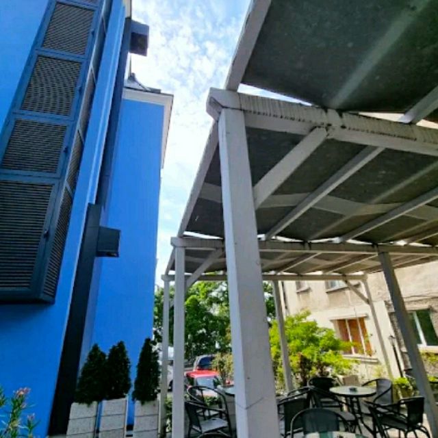 A LOVELY BLUE HOTEL NEAR THE BEACH!
