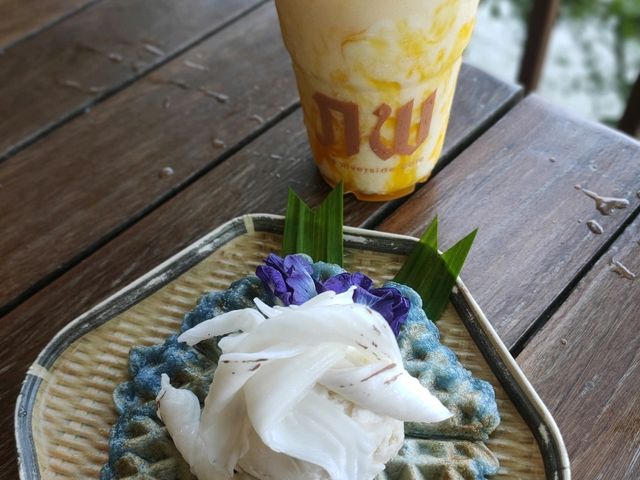 "ภพ" คาเฟ่ริมน้ำท่าจีน ในจังหวัดสุพรรณบุรี