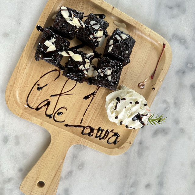 Cafe Laura Bar and Restaurant-หินกอง