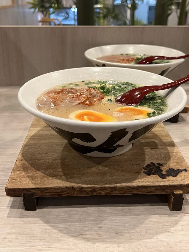 【福岡ラーメン】辛味ダレがアクセント！深みがたまらないとんこつラーメン