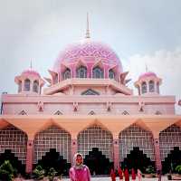 【マレーシア🇲🇾/おとぎ話に出てきそうな可愛らしいピンク色のモスク🕌✨】