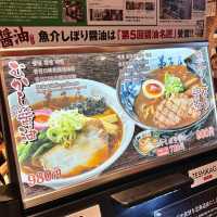 【札幌・新千歳空港】魚介の旨味ダレの弟子屈スープ「弟子屈ラーメン 新千歳空港店」