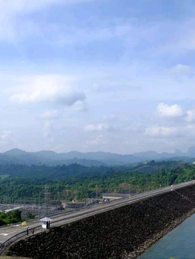 แพภูตะวัน Homestay เขื่อนเชี่ยวหลาน