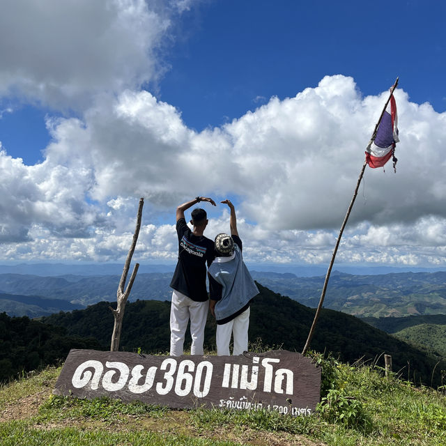 ถ่ายรูปกลางทุ่งหญ้าเขียวขจี🍃🌳🌱