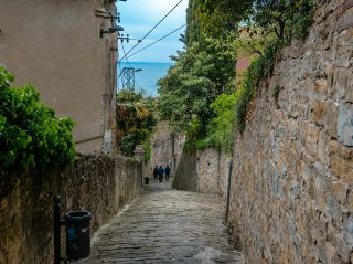 The path to the Piran city walls... Alley scenery.