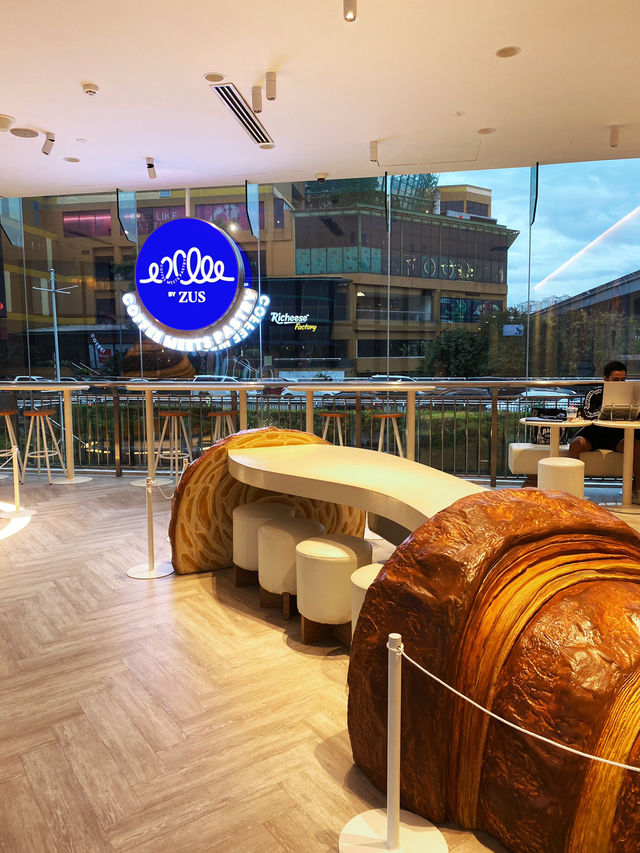 Giant croissant in the mall 🥐🥐