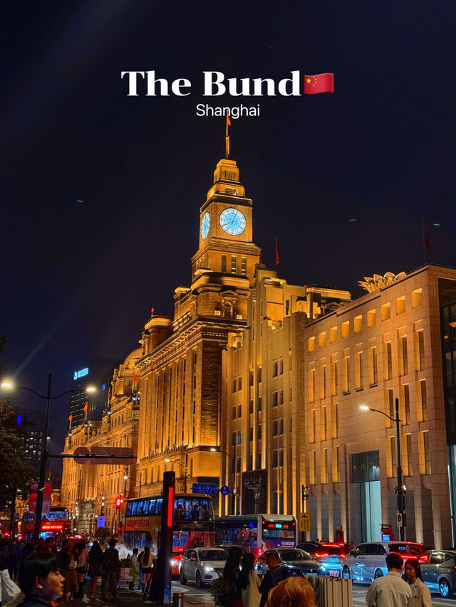 ถ่ายรูปชมแสงยามค่ำคืนที่ The Bund