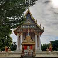 ชมจิตรกรรมฝาผนังในอุโบสถโบราณ