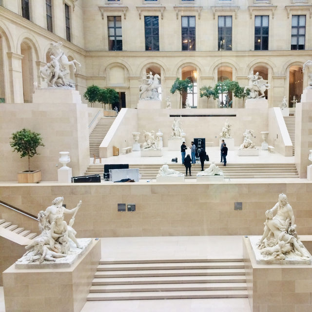 A Christmas Visit to the Louvre Museum