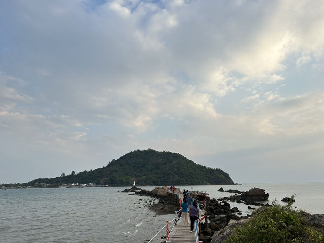เจดีย์กลางน้ำ สถานที่ธรรมชาติสุดสวย ในจันทบุรี