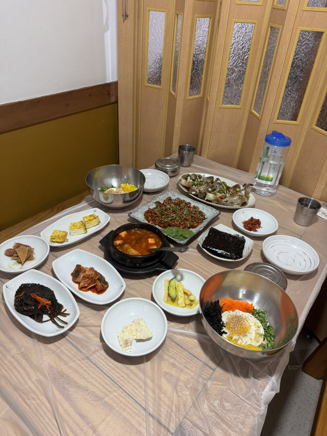 한옥 느낌의 따뜻하고 정겨운 분위기로 가족과 함께가기 좋은곳