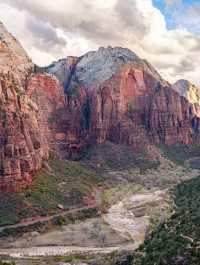 A Journey Through Stone and Sky – My Outdoor Adventure in Zion National Park 