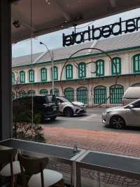 CAFE & GALLERY สไตล์วิคตอเรียน ฟีลดี ติดMRTสามยอด 