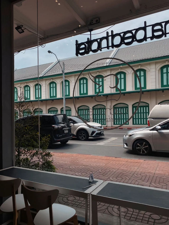 CAFE & GALLERY สไตล์วิคตอเรียน ฟีลดี ติดMRTสามยอด 