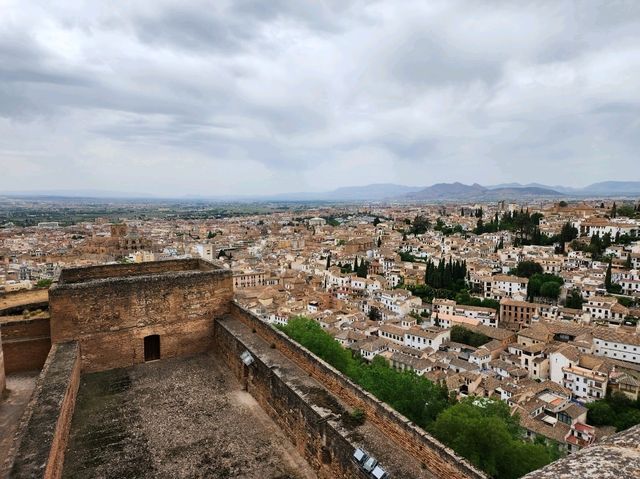 [🇪🇸グラナダ] アルハンブラ宮殿の異なる魅力、アルカサバとカルロス5世宮殿